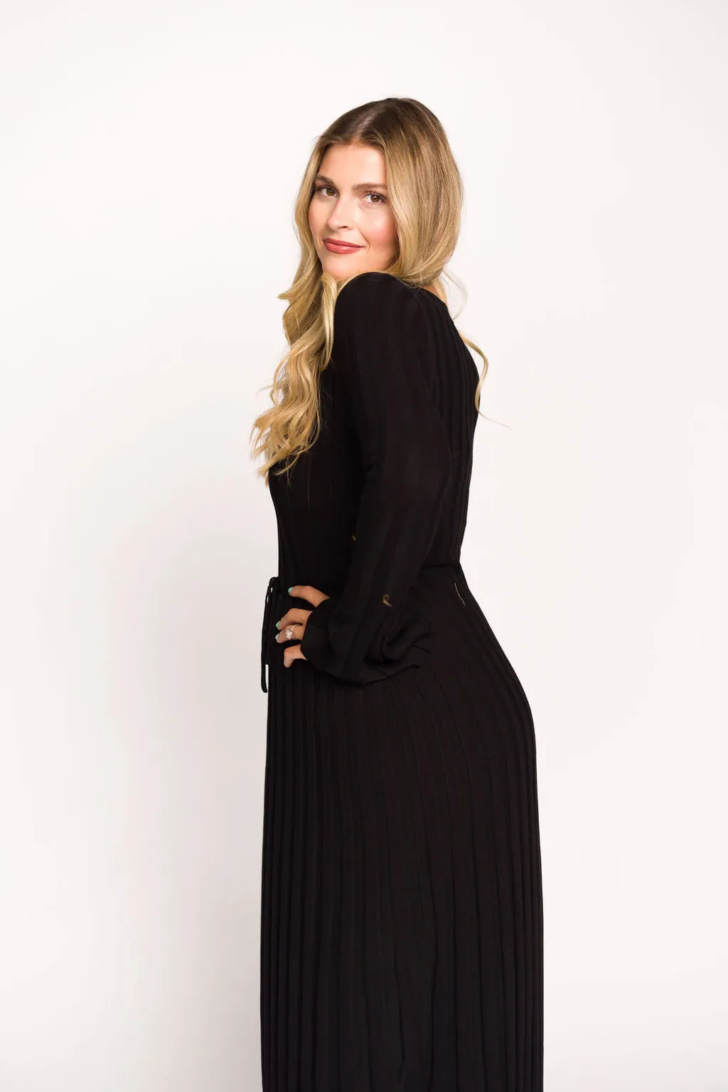 Hadley Long Sleeve V-Neck Knit Maxi Dress in Black