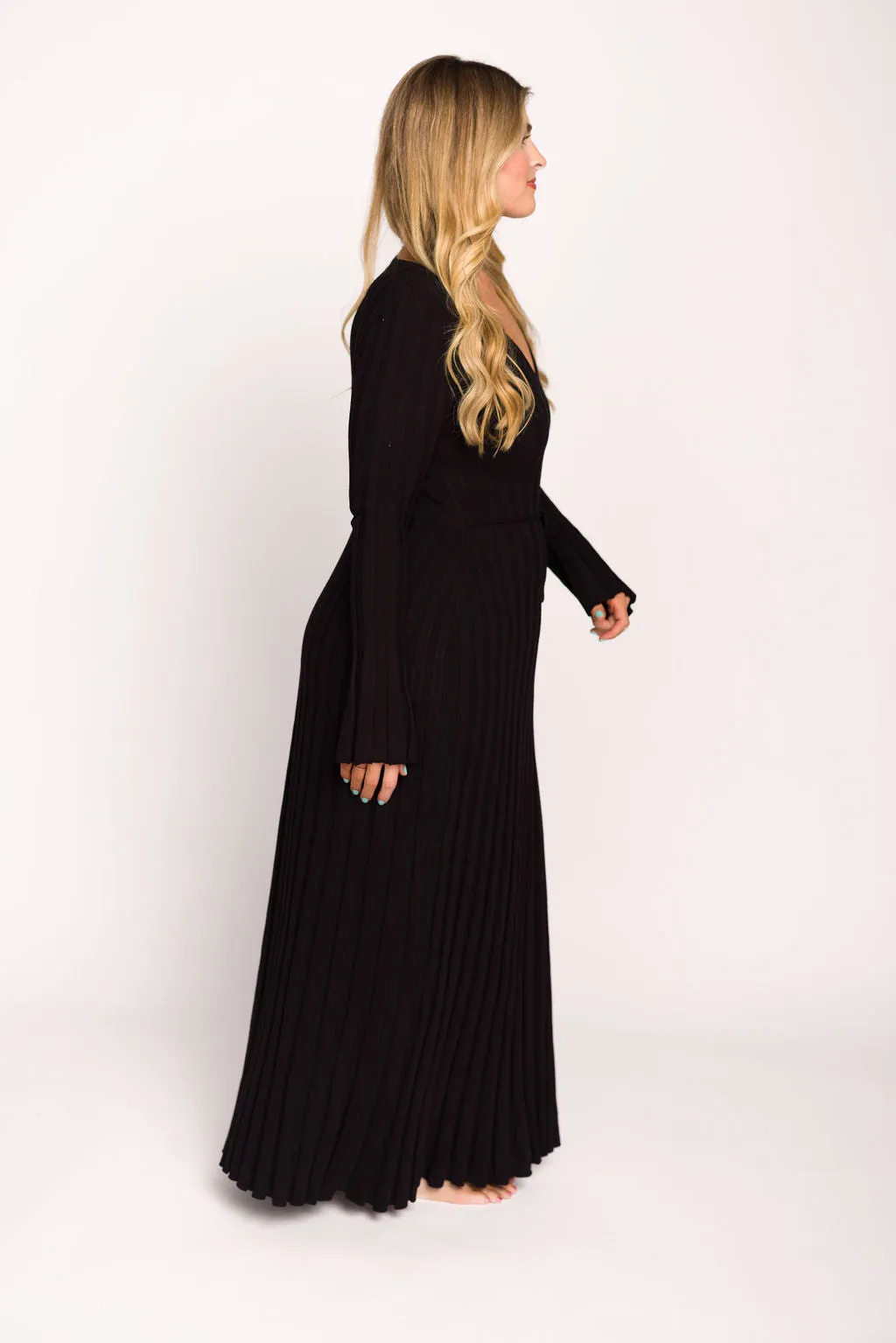 Hadley Long Sleeve V-Neck Knit Maxi Dress in Black